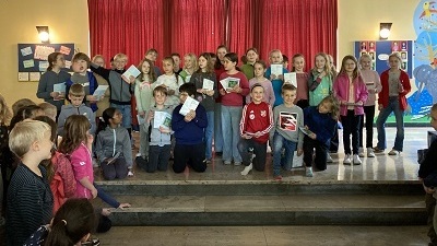 Teilnehmer des Kängur-Mathmatik-Wettbewerbs mit Urkunden