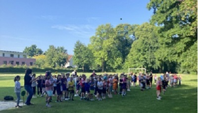 Schulkinder beim Sportfest